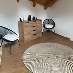 펜션 Charming Two Bedroom House Strevi