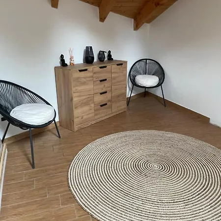 Semesterbostad Charming Two Bedroom House Strevi