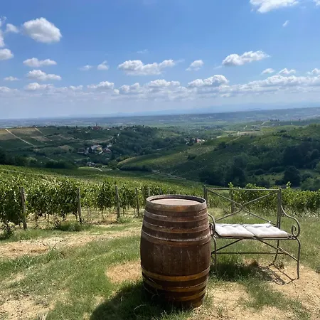 Semesterbostad Charming Two Bedroom House Strevi